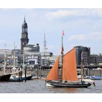 1850_20 Fischewer mit lohfarbenen Segeln; Traditionssegler Catarina. | Hafengeburtstag Hamburg - groesstes Hafenfest der Welt